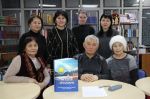 Ербол Баянғазыұлының кітапханаға кітап сыйлау сәтінен