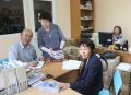 Асқар Иген кітапхна директорының орынбасары Б. Қалмақбайқызына кітаптар тапсыруда